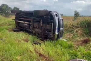 Caminhonete tenta desviar de ve&iacute;culo e capota na BR-080 na sa&iacute;da de Campo Grande (v&iacute;deo) 