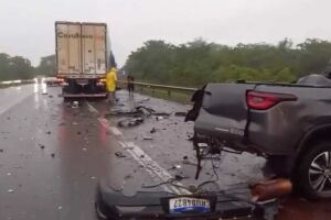 Acidente envolvendo caminhonete deixa duas v&iacute;timas fatais em Rio Verde (v&iacute;deo) 