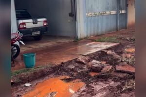 Lama toma conta de rua e deixa moradores ilhados na Moreninha IV (v&iacute;deo)