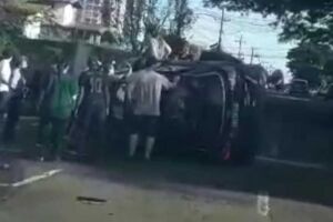 Carro capota em cruzamento no Centro de Campo Grande