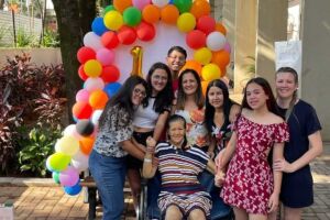 Neta comemora festa de 15 anos no hospital para celebrar data ao lado da av&oacute; em Campo Grande