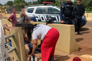 Motociclista perde controle, bate contra ponte e fica em estado grav&iacute;ssimo no Lageado (v&iacute;deo)