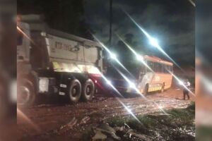 &Ocirc;nibus atola em rua tomada pela lama e precisa ser guinchado na Vila Aimor&eacute; (v&iacute;deo)