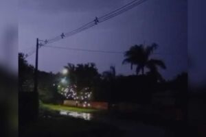 Postes entram em curto e moradores de Anhandu&iacute; enfrentam quase dois dias sem energia (v&iacute;deo)