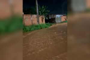 Rua vira 'rio' ap&oacute;s cinco minutos de chuva e moradora ironiza: 'Rio Los Angeles' (v&iacute;deo)