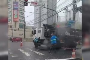 Prefeitura tapa buracos durante chuva no Centro de Campo Grande: 'dinheiro jogado fora' (v&iacute;deo)