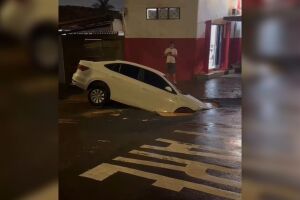 Carro cai em cratera aberta pela chuva na Vila Margarida (v&iacute;deo)