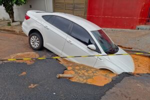 'Senti o solo ceder', diz dono de carro que afundou em cratera na Vila Margarida (v&iacute;deo)