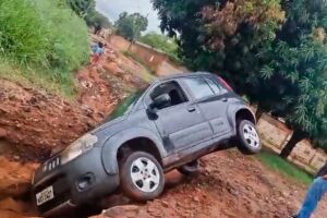 Cratera aberta por temporal na rua 'engole' carro no Parque do Sol (v&iacute;deo)