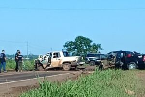 Batida entre caminhonetes deixa dois mortos na BR-262 em Ribas do Rio Pardo (v&iacute;deo)