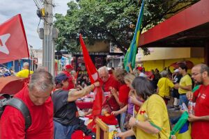 Militantes e classe art&iacute;stica realizam ato vira-voto para Lula no centro de Campo Grande (v&iacute;deo)