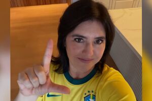 Simone Tebet posta foto com camisa amarela do Brasil e sinal de 'L'