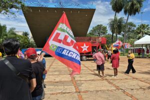 Manifesta&ccedil;&atilde;o de 'vira-voto' a favor de Lula re&uacute;ne 150 pessoas na Pra&ccedil;a do R&aacute;dio (v&iacute;deo)