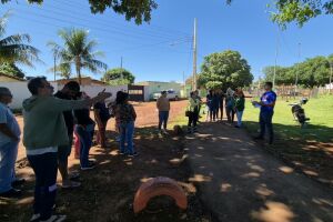Moradores protestam por asfalto no S&atilde;o Conrado e cobram presen&ccedil;a da prefeita (v&iacute;deo)