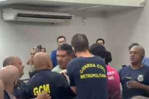 Apoiadores da Prefeitura quebram maquete e causam tumulto na C&acirc;mara dos Vereadores (v&iacute;deo)