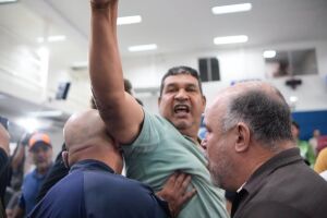 Manifestante foi retirado a for&ccedil;a