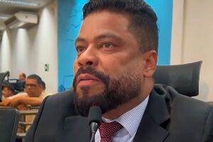 Aliado da prefeita, vereador tem pneu furado por buraco e cobra secret&aacute;rio de Infraestrutura (v&iacute;deo)