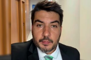 Vereador prop&otilde;e canal de den&uacute;ncias contra manifesta&ccedil;&otilde;es ideol&oacute;gicas nas escolas (v&iacute;deo)