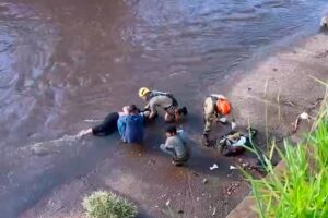 Motociclista cai no C&oacute;rrego Segredo ao tentar desviar de fio na Ernesto Geisel (v&iacute;deo)