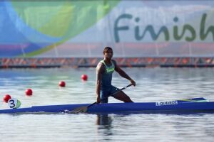 Isaquias voa, vence fácil e vai à final no C1 1000m