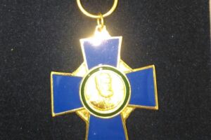 Bernal se 'auto-homenageia' com medalha que criou