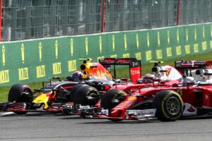 'Prefiro jogá-los para fora da pista', diz Verstappen sobre dupla da Ferrari