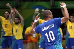 Brasil mantém Itália 'freguesa', dá a volta por cima e é tricampeão olímpico no vôlei