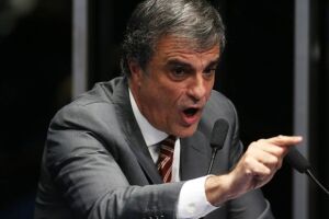 Dilma 'ousou não barrar investigação contra corrupção', diz Cardozo