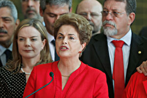 Dilma diz que sofre '2º golpe' na vida e que Temer terá 'oposição enérgica'