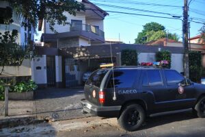 Policiais reviram casa inteira de casal Olarte e Andreia fala em 'perseguição'