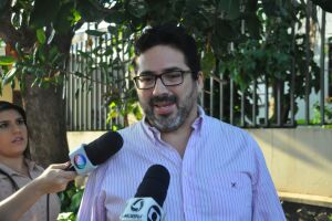 Gilmar Olarte fala pelo interfone e nega prisão