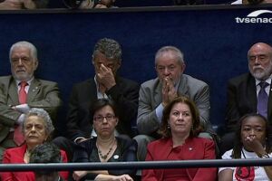 Lula acompanha discurso de Dilma ao lado de Chico Buarque e ex-ministros