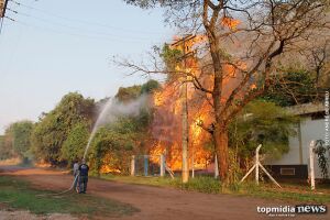 Incêndio em matagal quase atinge empresa na Gury Marques