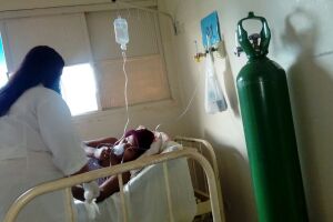 Com suspeita de H1N1 e sem vaga em hospital, jovem respira com aparelho manual em UPA