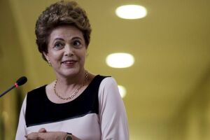 Ministra nega suspender habilitação de Dilma para cargos públicos