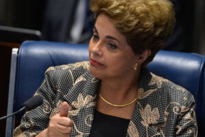 Dilma diz ser "estranhíssima" votação separada do impeachment