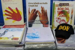 Boliviano é flagrado transportando cocaína diluída em livros