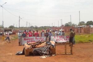 Sem pagamento há dois meses, construtores de casas do Bom Retiro fazem protesto