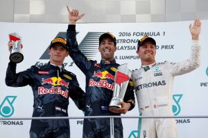 Hamilton e Nico dão azar; Ricciardo e Verstappen fazem dobradinha da RBR
