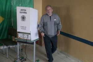 PT é o partido predileto dos eleitores, diz Lula após votar