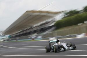 Inspirado, Hamilton supera marca de Schumacher e garante pole na Malásia