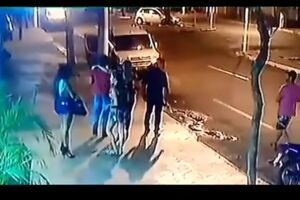 Vídeo: câmera de segurança mostra atirador baleando homem na saída de casa noturna