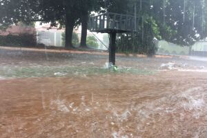 Forte chuva na Capital deixa ruas alagadas e coloca Defesa Civil em alerta