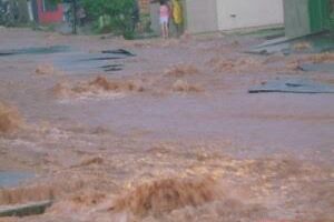 Força da água levou asfalto no Nova Lima