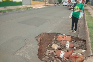 Jucélia da Silva reclama que problema está por toda a cidade