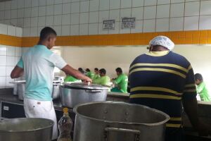 Denúncia: por falta de cozinheira, migrantes ajudam a preparar comida no Cetremi