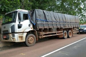 Motorista abandona caminhão carregado com cigarro contrabandeado