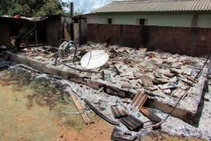 Incêndio destrói casa e queima móveis na Vila Industrial