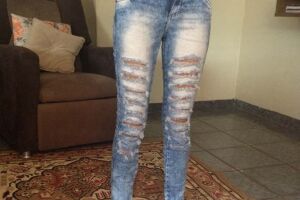 Diretor proíbe uso de calça jeans 'da moda' e causa polêmica em escola