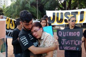 Mãe e irmão de Wesner se abraçam e pedem justiça